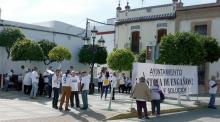 Manifestación frente al ayuntamiento de Almensilla